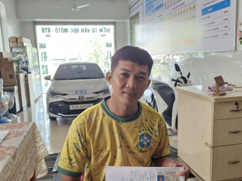 Khoa đã nhận bằng lái