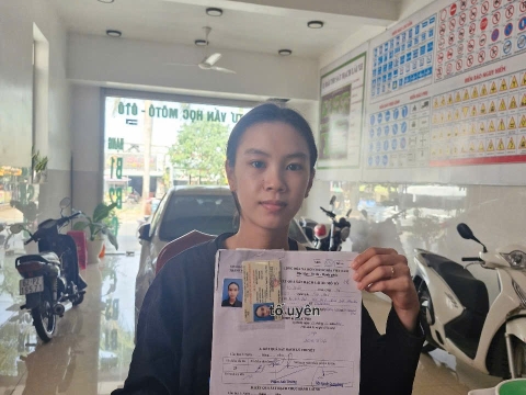 Tố uyên nhận Gplx