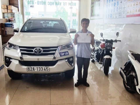 A phụng đã nhận bằng