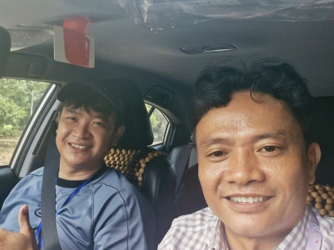 Hiếu tập lái xe