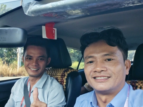 Bạn Ngơi tập lái xe